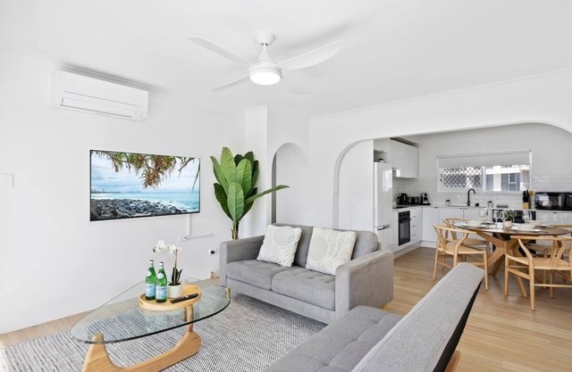 Beachfront Escape Broadbeach - 2BD, Pool, Sleeps 7