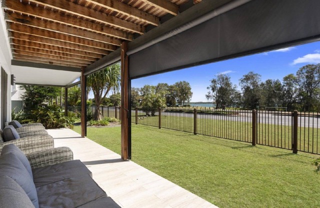 BEACHFRONT HOLIDAY HOUSE