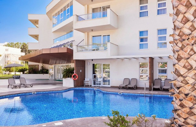 Beachfront Hotel! THREE Spacious 2BR Suites, Free Parking, Outdoor Pools!