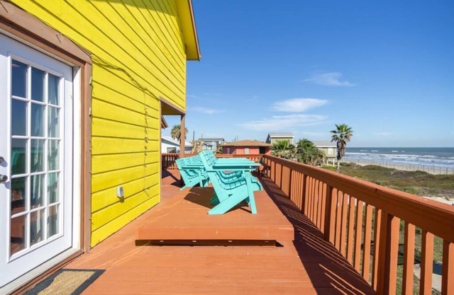 Beachfront House, Close to All Galveston Has to Offer!!