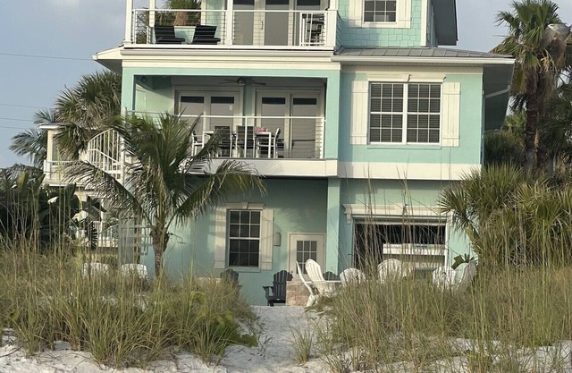 BEACHFRONT HOUSE DIRECTLY ON SOFT SUGAR WHITE SANDS