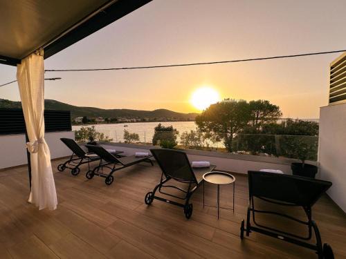 Beachfront house Miamore - 10 m from the sea