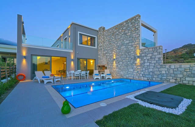 Beachfront Luxury villa in Plakias with Private Pool, BBQ & 30m to Restaurants