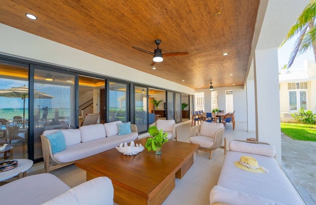 Beachfront Mega-House 16p w/breakfast