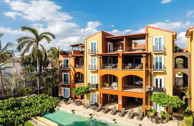 Beachfront Modern 3BR Penthouse Roof top & ocean views, sleeps 7