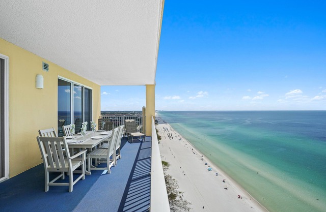 BEACHFRONT Panoramic Corner Unit, Beach Service, Wifi, free parking, Sleeps 6!