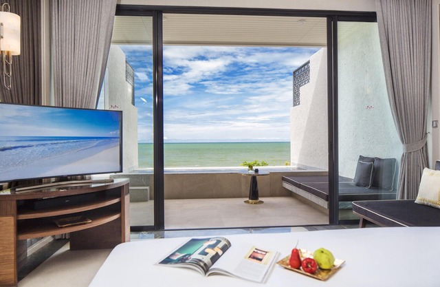 Beachfront Pool Suite