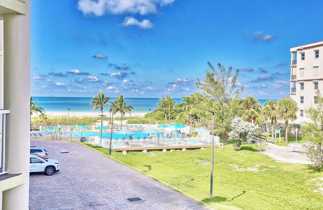 🌴Beachfront Property🐠Tons of Amenities🌞Sunset Vistas 306N👙Great Location