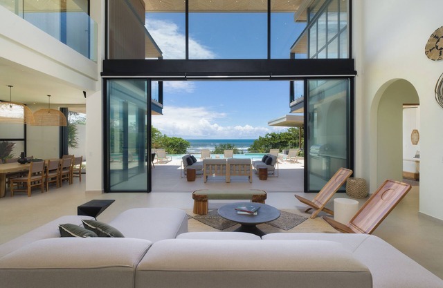 Beachfront staffed Villa w/breakfast, jacuzzi, pizza oven, golf cart included