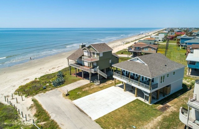BEACHFRONT! TEN STEPS TO BEACH SAND! PERFECT BEACH VACATION!