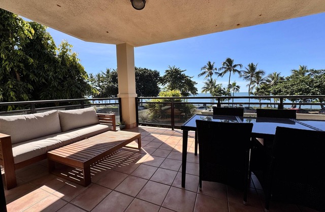 Beachfront The Strand - Spacious Apt. 2/103 - Luxurious Beachfront Apartment on The Strand