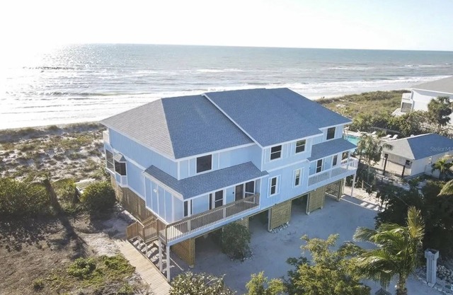 Beachfront-Vacation on a Tropical Island! Pool and tennis closed at this time