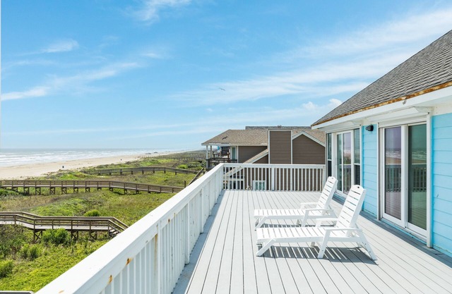 Beachfront w/Gulf Views from Every Bedroom, Large Kitchen/Dining, Fenced Yard