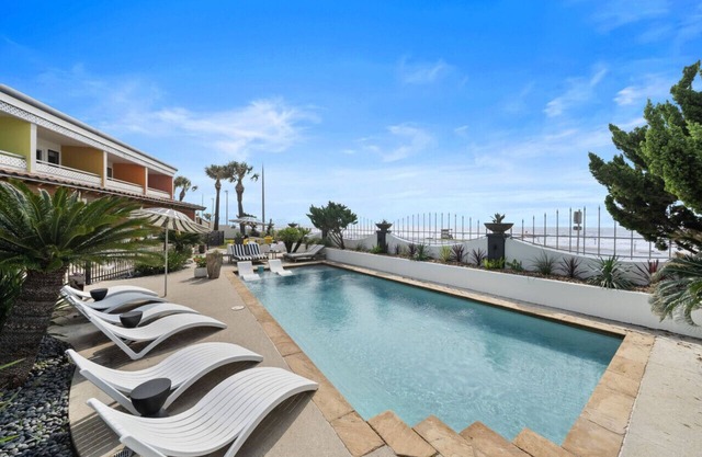 Beachfront w/Resort Pool