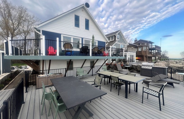"BEACHNUTS" -SPECTACULAR HOME ON LAKE ERIE ! n5 Beds 4 Full Baths Lots of Space