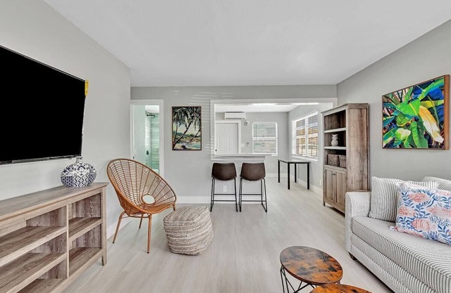 Beachside 1BR Apt – Walk to Hollywood and Dania Beach