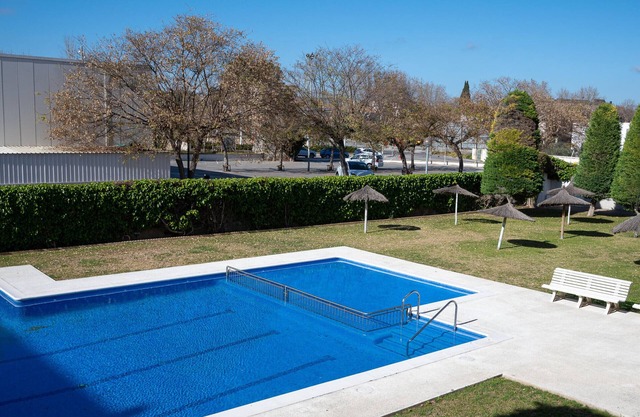 Beachside Apartment with Large Pool & AC, 2-min Walk to the Beach