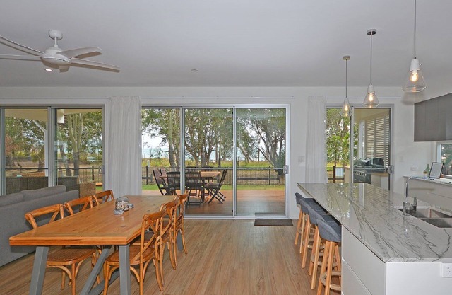 Beachside - Burrum Heads- Beachfront - 3BR- WIFI