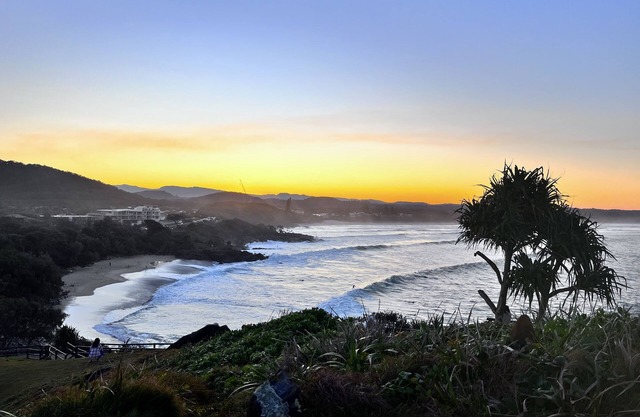 Beachside Cabarita headland, stroll to town