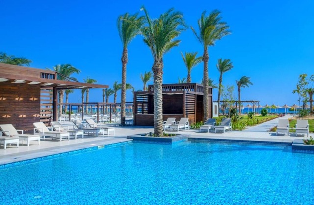 Beachside Comfort: Room with Stunning Sea Views, Prime Beach Access and 2 Pools