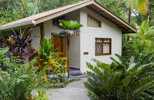 Beachside Guest Bugalow with Shared Pool at La Ponderosa