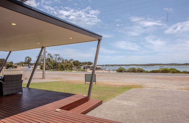 Beachview - Special Location Looking Over The Bay