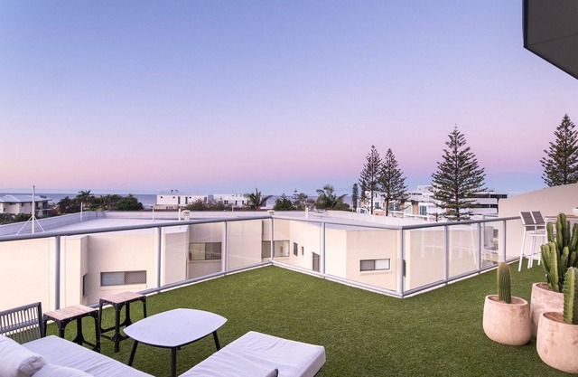 Beachview Terrace - sea view unit with mezzanine workstation and terrace