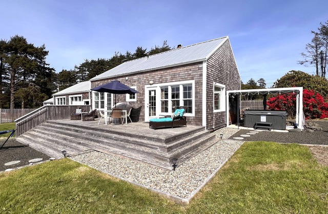 beachy cottage w/ocean views, enclosed yard, hot tub & nearby beach access