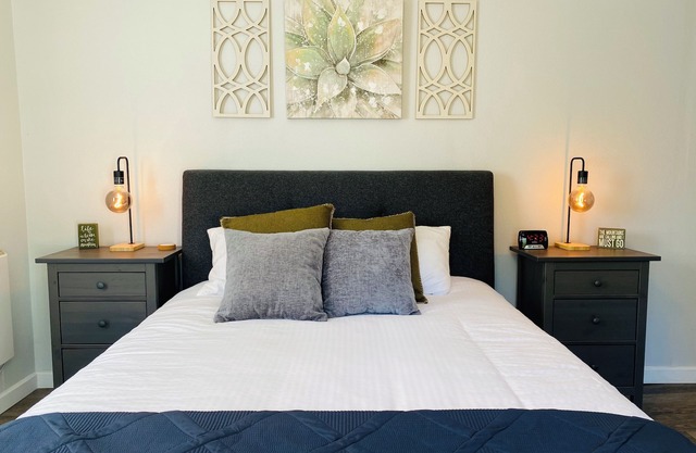 — Bear Bungalow Hot Springs — Fully Remodeled, Convenient Location