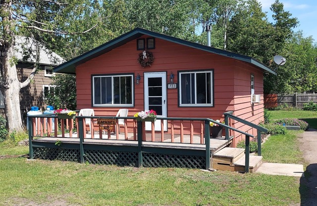 Bear Den Cabin a quaint non smoking cabin Single Bedroom- Sleeps 4 Comfortably