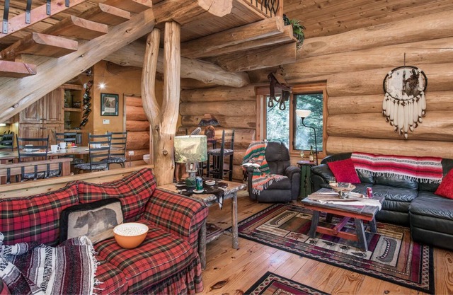 Bear Foot Lodge, 2 Bedrooms, Sleeps 6, Gas Grill, Walk to River, Hot Tub