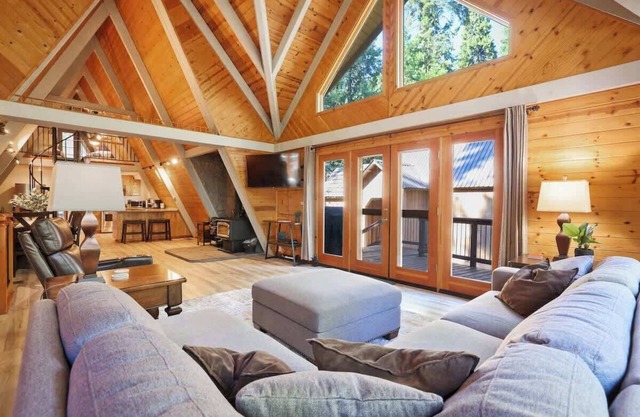 Bear Hugs A-Frame Cabin with Games, AC & BBQ Grill