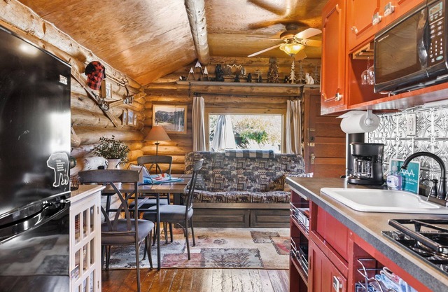 Bear's Inn offers fireplace, WiFi, dog friendly and is a short distance from downtown and mountains.