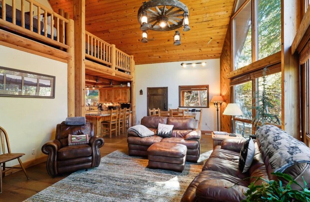 Bear Tooth Lodge w/Hot Tub & Stuart Falls Views