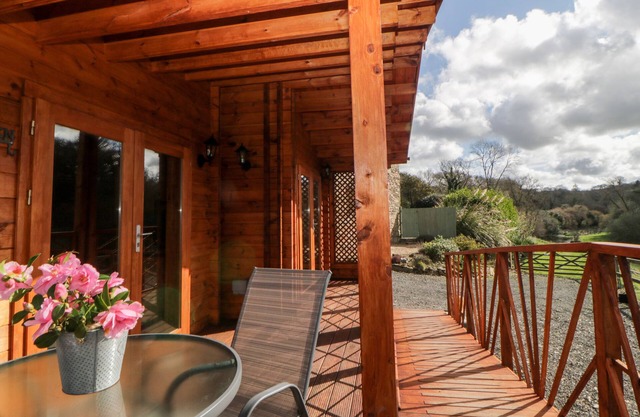 BEARSCOMBE VIEW, pet friendly, with pool in Modbury