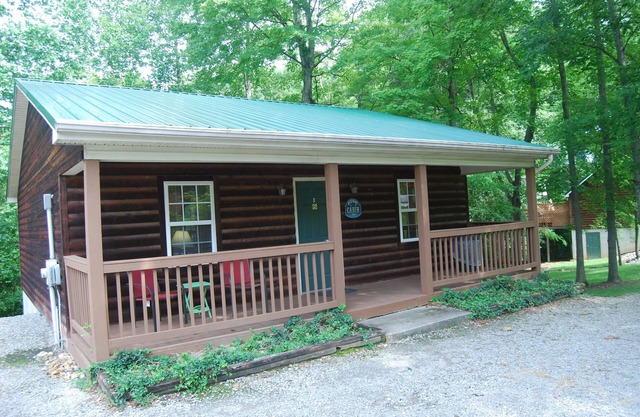 "Beary" Cute Hot Tub Cabin @ LakePointe Resort - no cleaning fees!