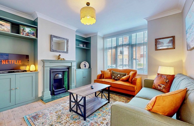 Beautifully Restored 3 bed Semi Detached Victorian House With Garden