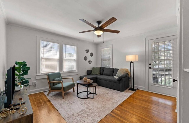 Beautiful 1 BD walking distance from KU MED!
