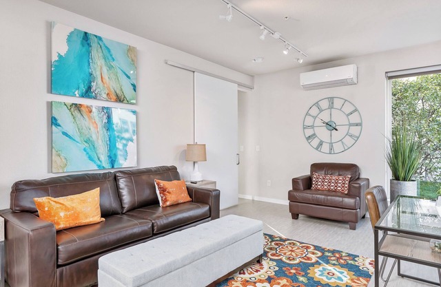 Beautiful 1-Bedroom Apartment@Walk to Uptown@Fast WiFi@In-Unit W/D