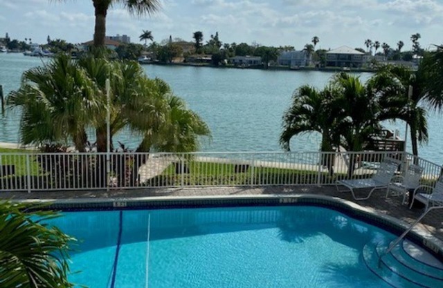 Beautiful 1 BR 1 Bath condo on intercoastal in Treasure Island