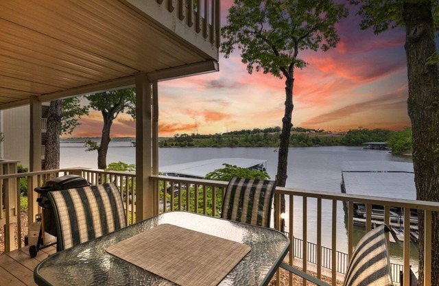 Beautiful 1B/1B Condo - Best Location at Lake & Waterfront View
