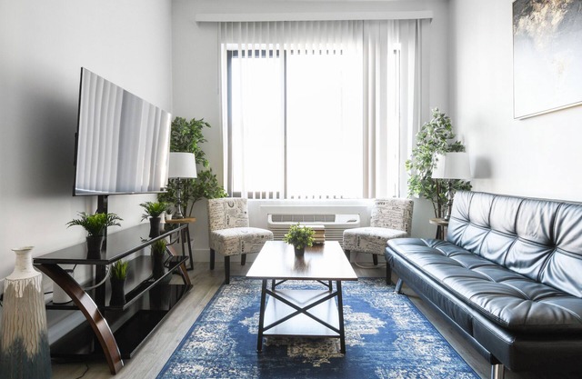 Beautiful 1BR Close to Airport 3657
