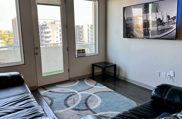 Beautiful 2 Bdrm / 2 Bath Condo -- view of Downtown ATL!