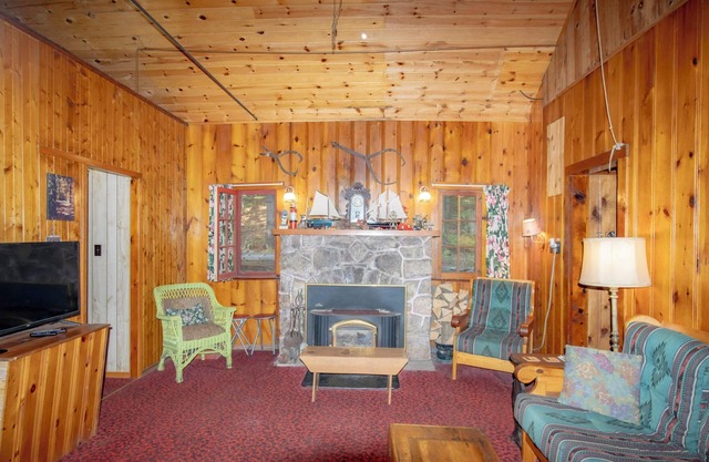 Beautiful 2 bdrm cottage with fireplace and a view in Minden Hills-Pet Friendly!