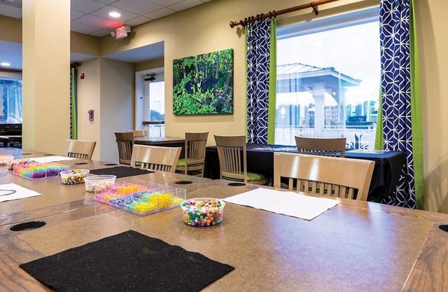 Beautiful 2 bedroom, 2 full bathroom, sleeps 8. Close to Walt Disney World!
