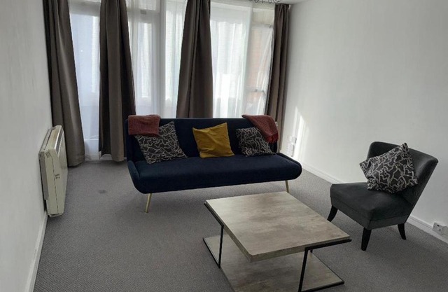 Beautiful-2 bedroom Apartment, 1 bathroom, sleeps 6, in greater london (South Croydon). Provides accommodation with WiFi, 3 minutes Walk from Purley Oak Station and 10mins drive to East Croydon Station