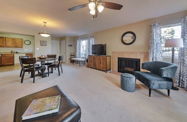 Beautiful 2 Bedroom Condo with Mountain Views!
