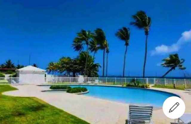 Beautiful 2 bedrooms condo steps away from the beach