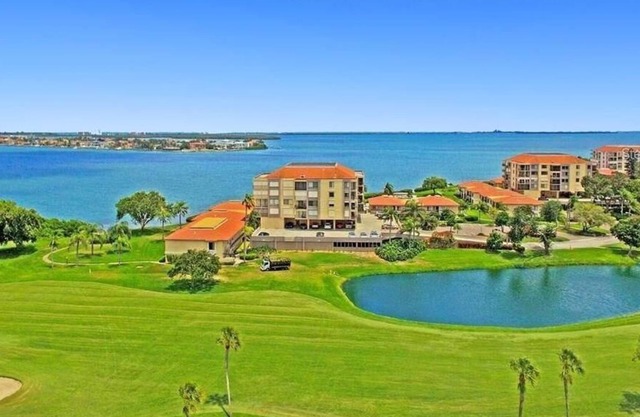 Beautiful 2 Br. Condo (20931) by Houzlet