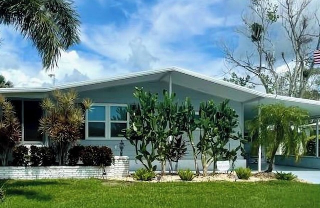 Beautiful 2Bed, 2BA Home, only 7 miles to Siesta Key Beach, 55+ Gated community.